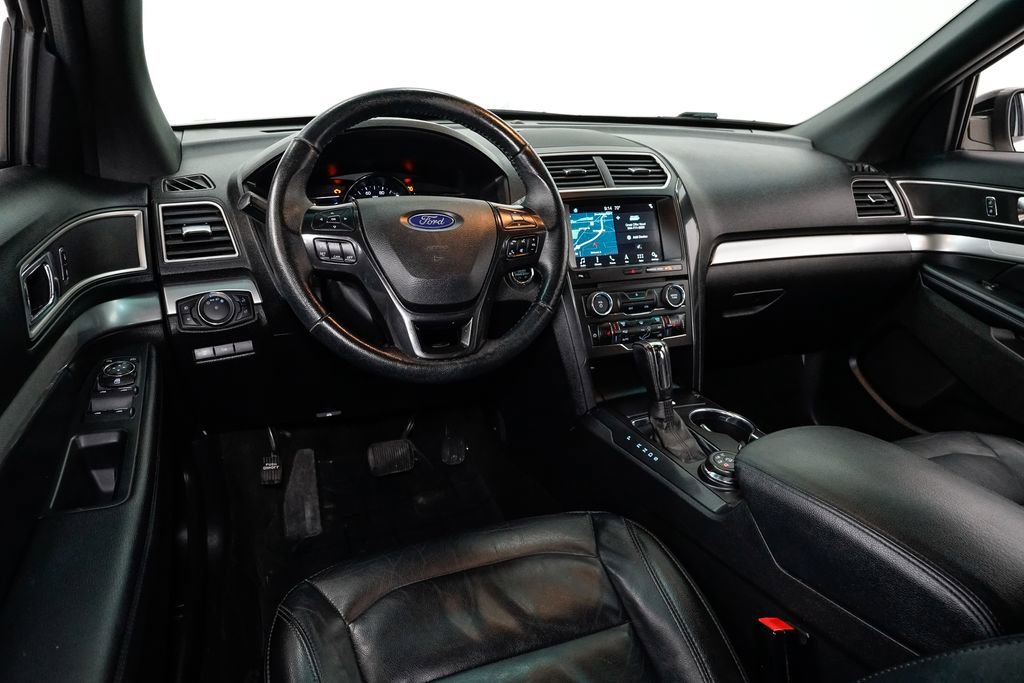 Used 2017 Ford Explorer XLT w/ Equipment Group 202A image 9