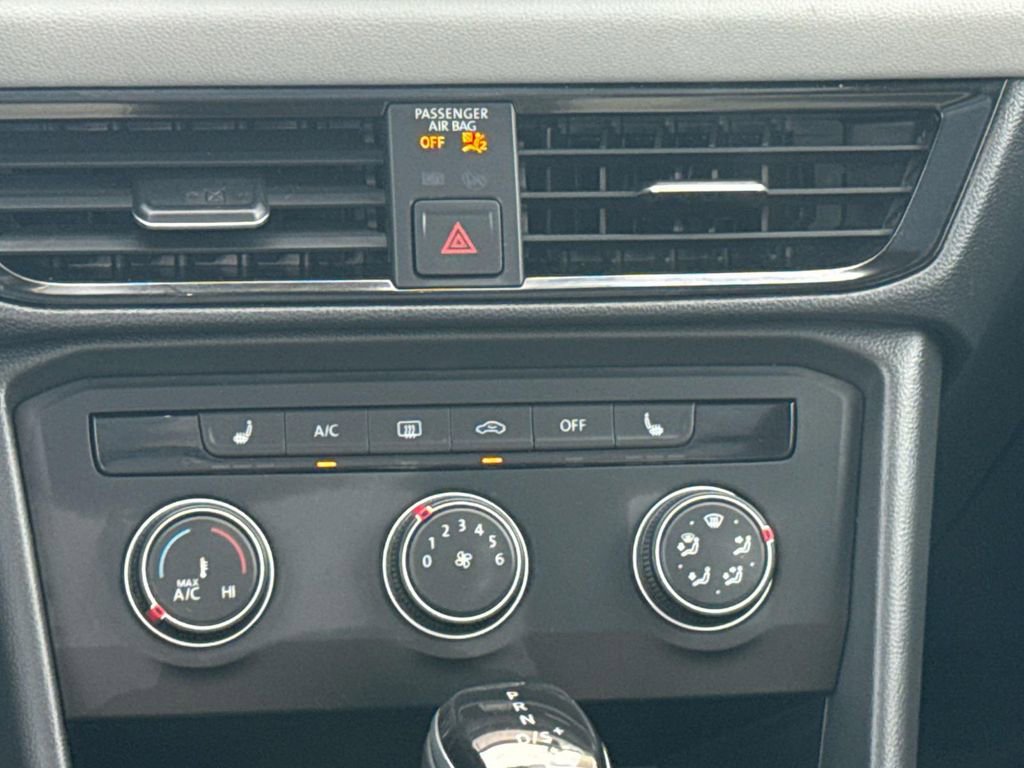 Used 2022 Volkswagen Taos SE w/ Panoramic Sunroof Package FWD image 17