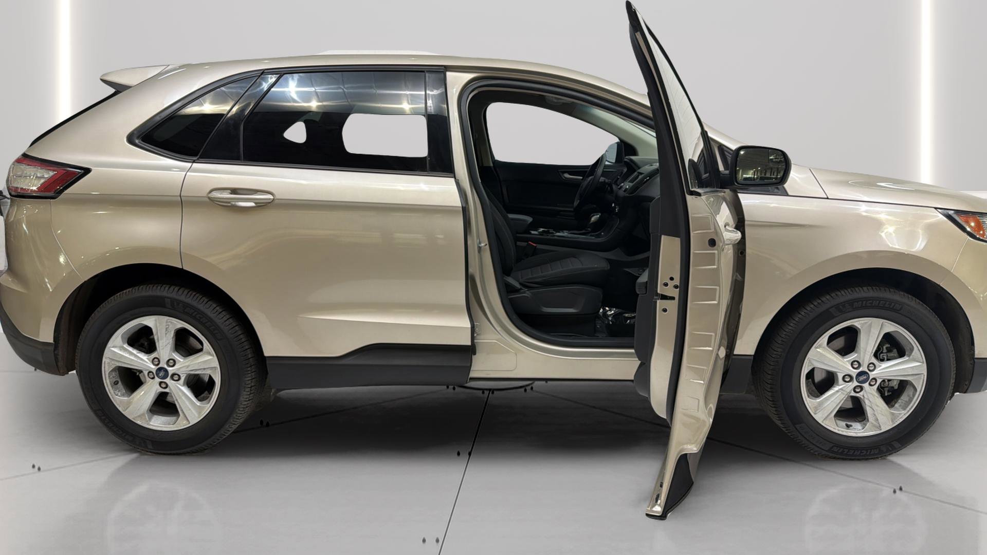 Used 2018 Ford Edge SE image 17