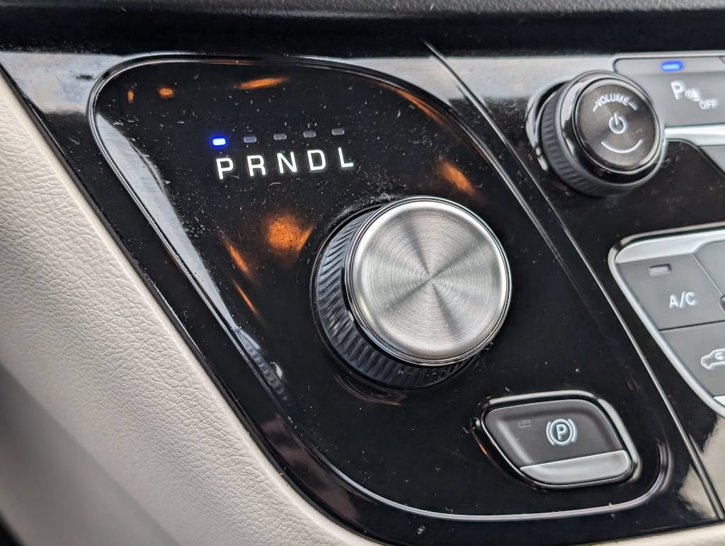 Used 2018 Chrysler Pacifica L FWD image 17