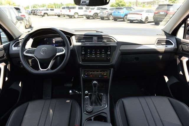 Certified 2023 Volkswagen Tiguan SE w/ Panoramic Sunroof Package AWD/4WD image 7