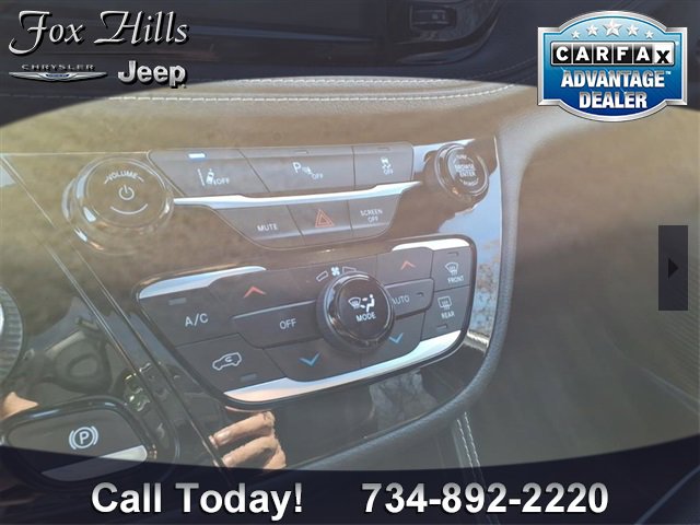 Used 2021 Chrysler Pacifica Limited w/ Uconnect Theater Family Group image 23