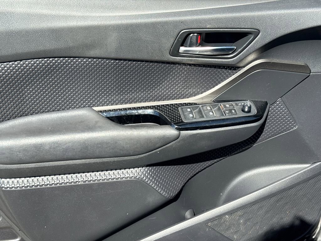 Used 2019 Toyota C-HR XLE image 10