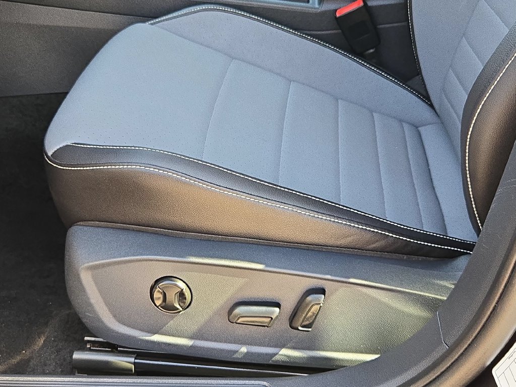 Used 2026 Volkswagen Jetta SE FWD image 14