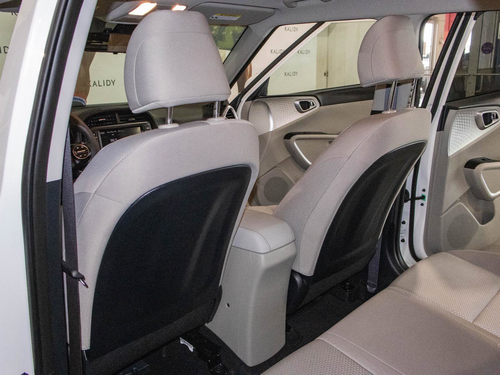 Used 2025 Kia Soul LX w/ LX Technology Package FWD image 9