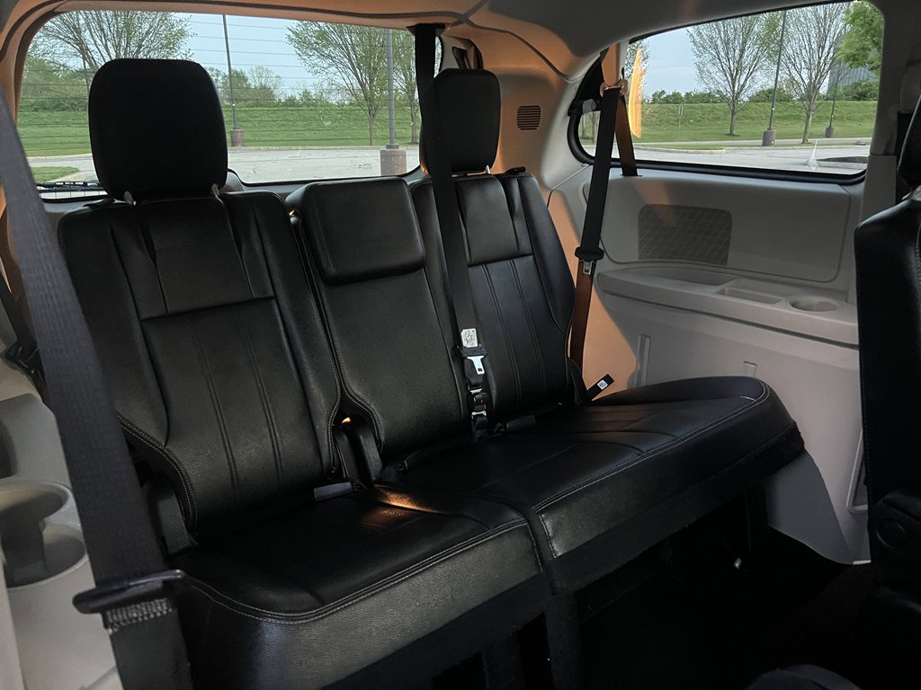 Used 2014 Chrysler Town & Country Touring FWD image 13