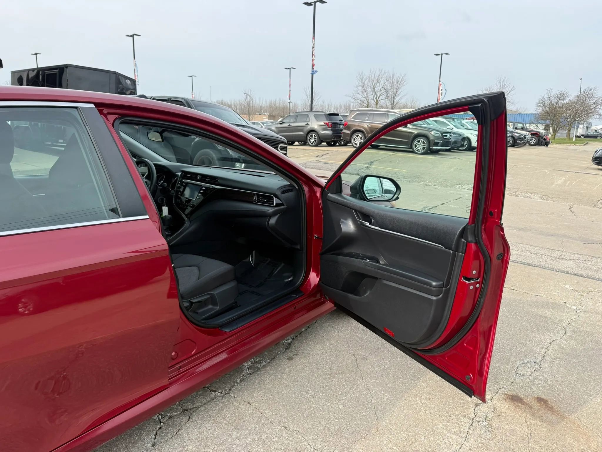 Used 2020 Toyota Camry LE image 23