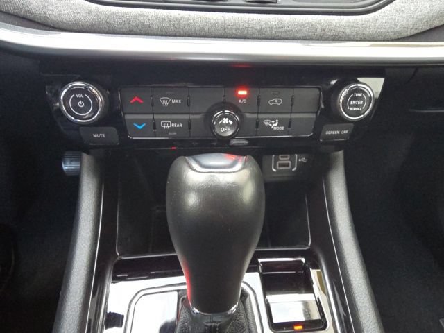 Used 2024 Jeep Compass Latitude AWD/4WD image 16