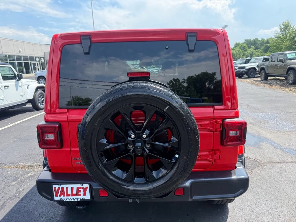Used 2025 Jeep Wrangler Unlimited Sahara AWD/4WD image 5