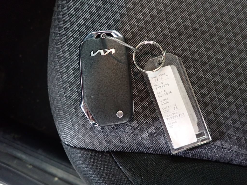 Used 2025 Kia Soul LX w/ LX Technology Package FWD image 33