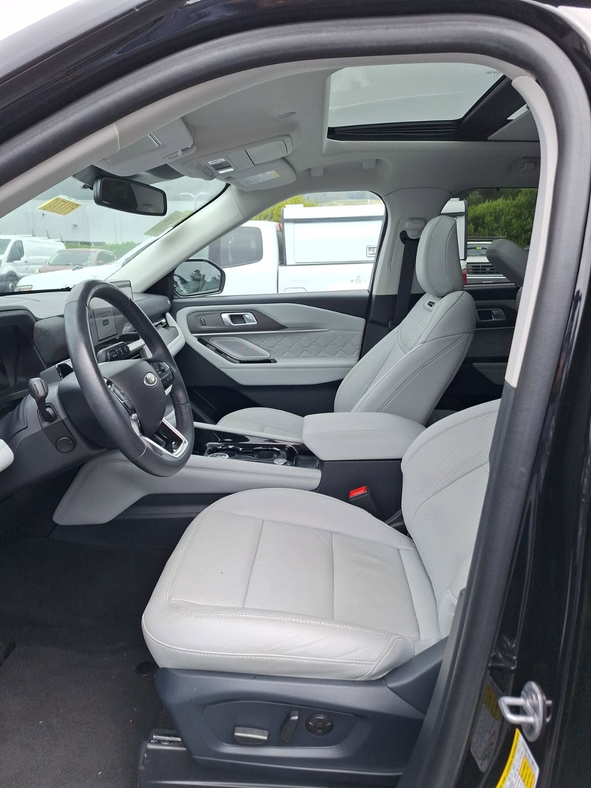 Used 2025 Ford Explorer Platinum w/ Ultimate Package image 11