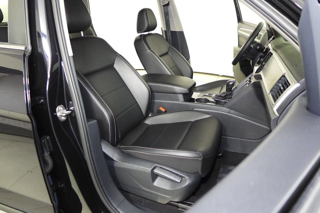 Used 2023 Volkswagen Atlas SE w/ Black Wheel Package FWD image 18
