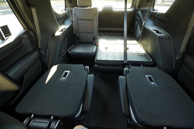 Used 2025 GMC Yukon AT4 Ultimate w/ LPO, Floor Liner Package AWD/4WD image 28