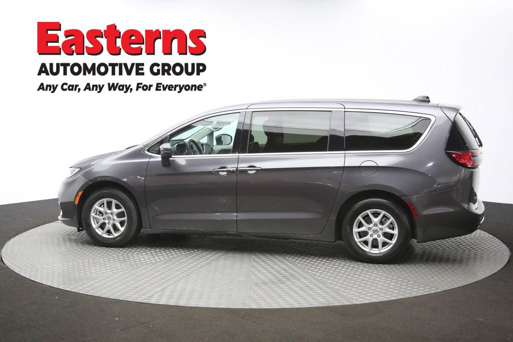 Used 2023 Chrysler Pacifica Touring-L image 65