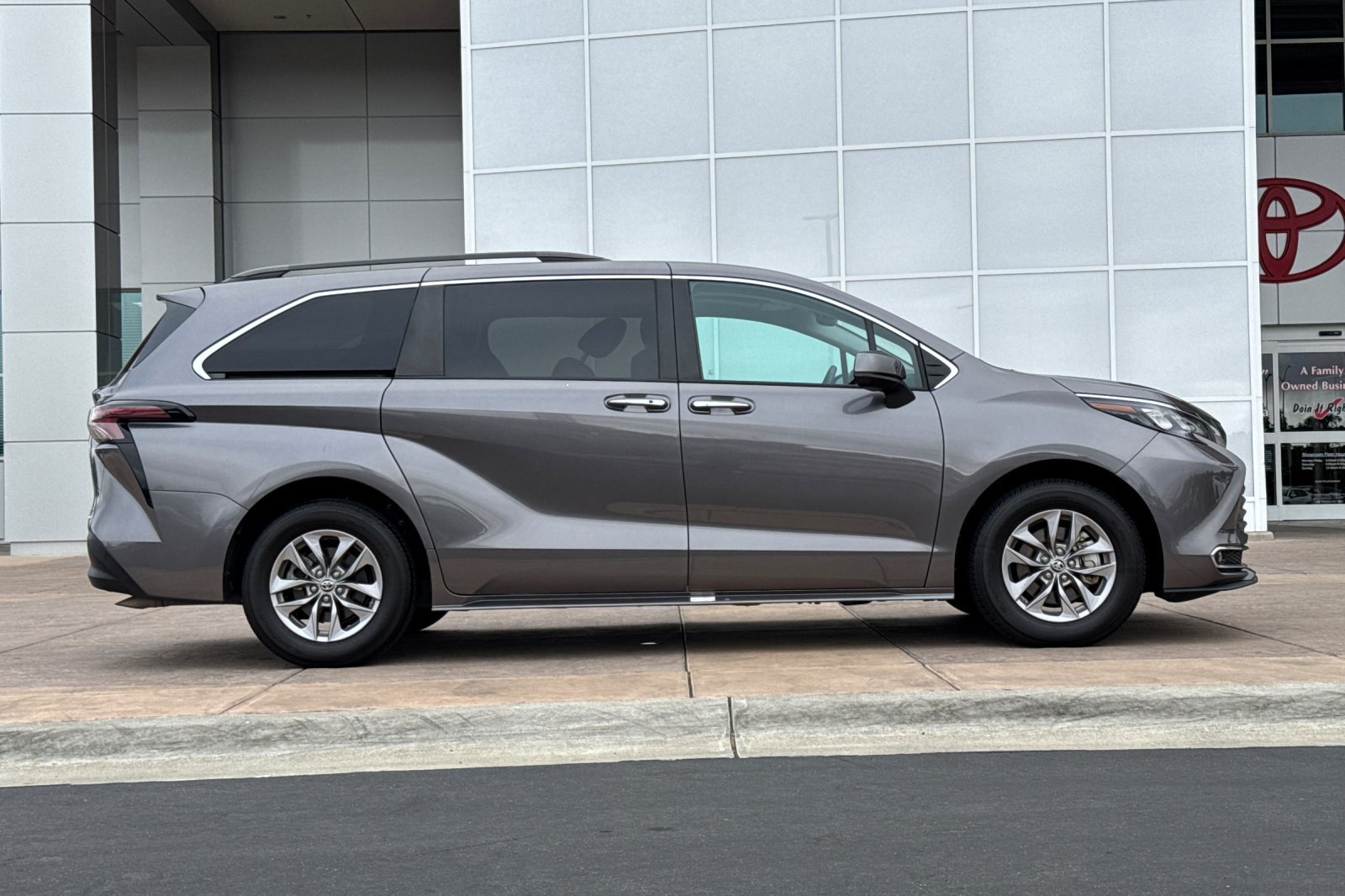 Certified 2024 Toyota Sienna XLE FWD image 3