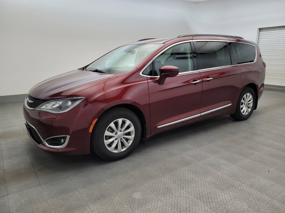 Used 2017 Chrysler Pacifica Touring-L w/ 13 Speaker Alpine Sound Group FWD image 2