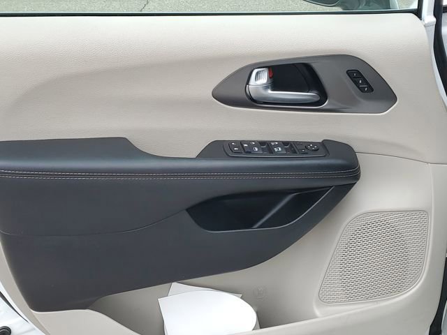 Used 2024 Chrysler Pacifica Touring-L image 24