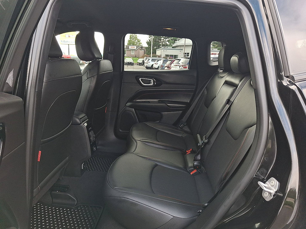 Used 2025 Jeep Compass Trailhawk AWD/4WD image 13