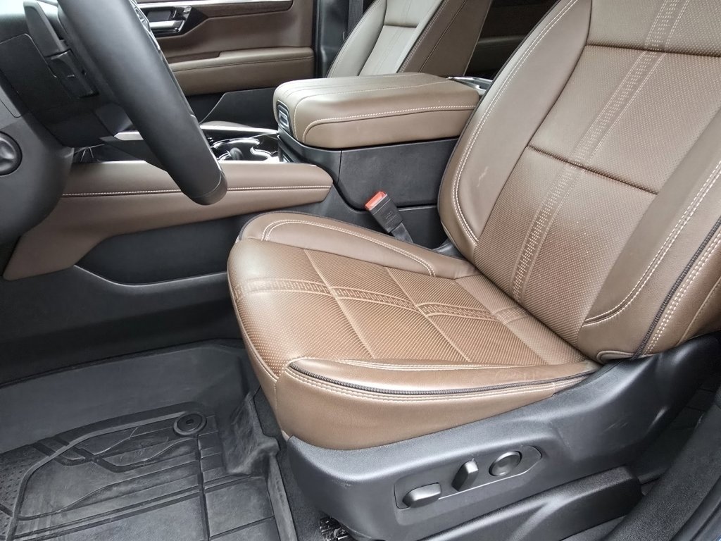 Used 2025 Chevrolet Suburban High Country image 21