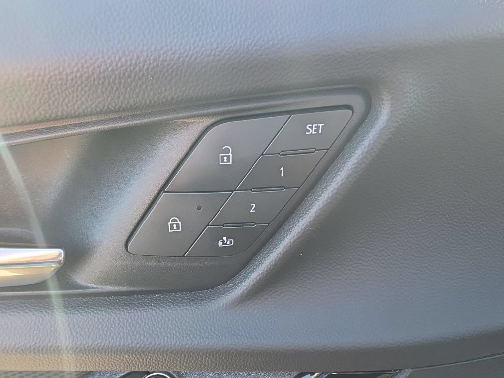 Used 2025 Chevrolet Equinox RS w/ Safety and Technology Package FWD image 13