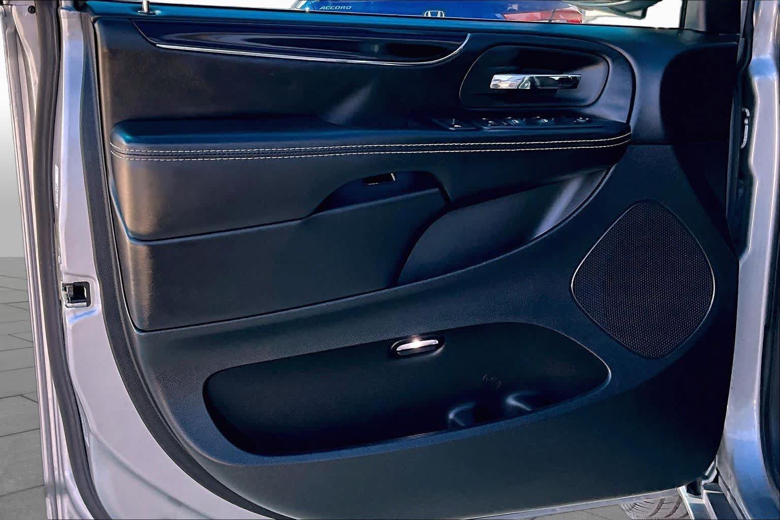 Used 2019 Dodge Grand Caravan SE FWD image 21