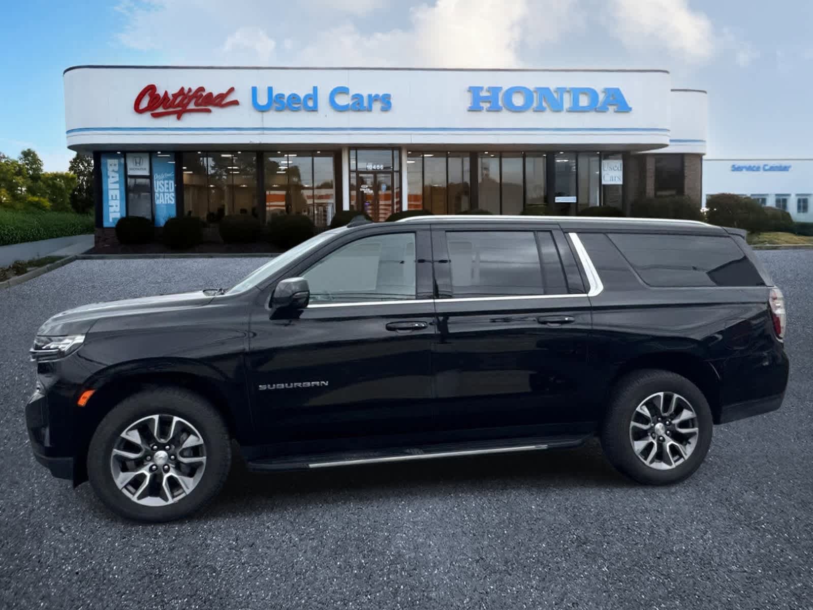 Used 2023 Chevrolet Suburban LT w/ Luxury Package AWD/4WD image 2