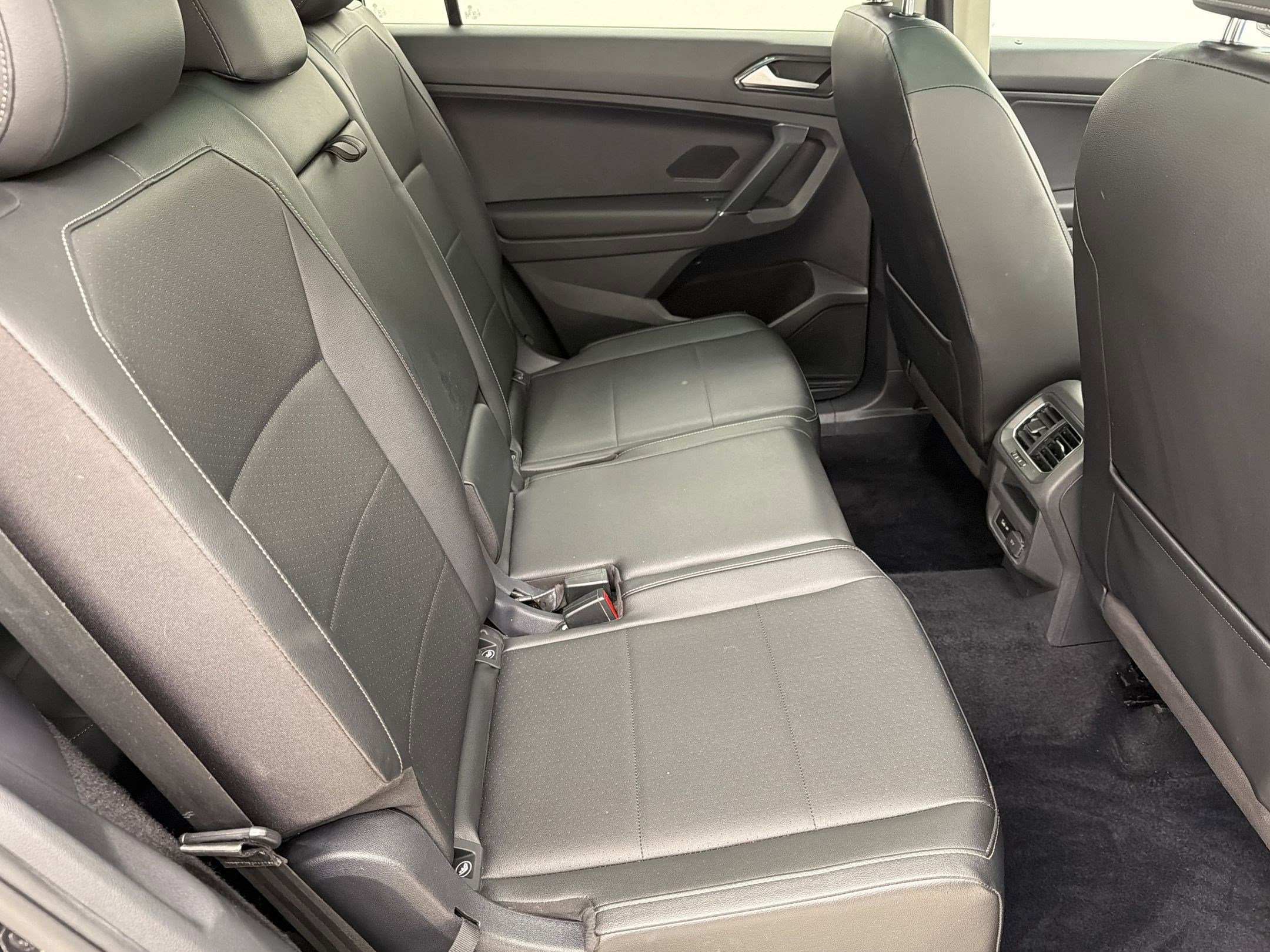 Used 2018 Volkswagen Tiguan SE w/ Panoramic Sunroof Package image 26