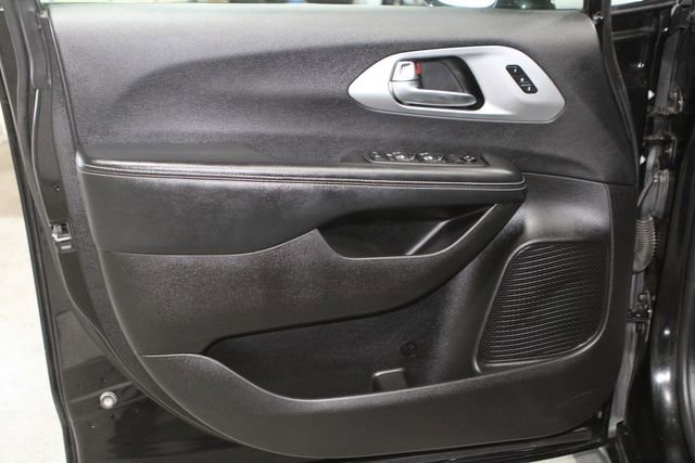 Used 2021 Chrysler Pacifica Touring-L w/ Uconnect Theater Family Group FWD image 13