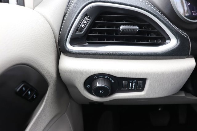 Used 2024 Chrysler Pacifica Select image 25