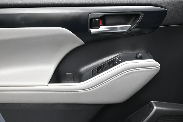 Used 2022 Toyota Highlander XLE FWD image 7