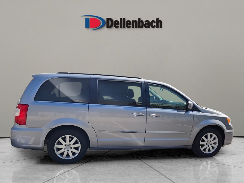 Used 2015 Chrysler Town & Country Touring FWD image 5