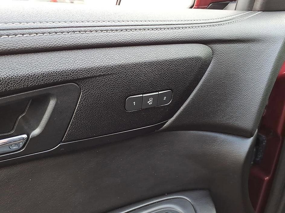 Used 2017 Chevrolet Traverse LT image 12