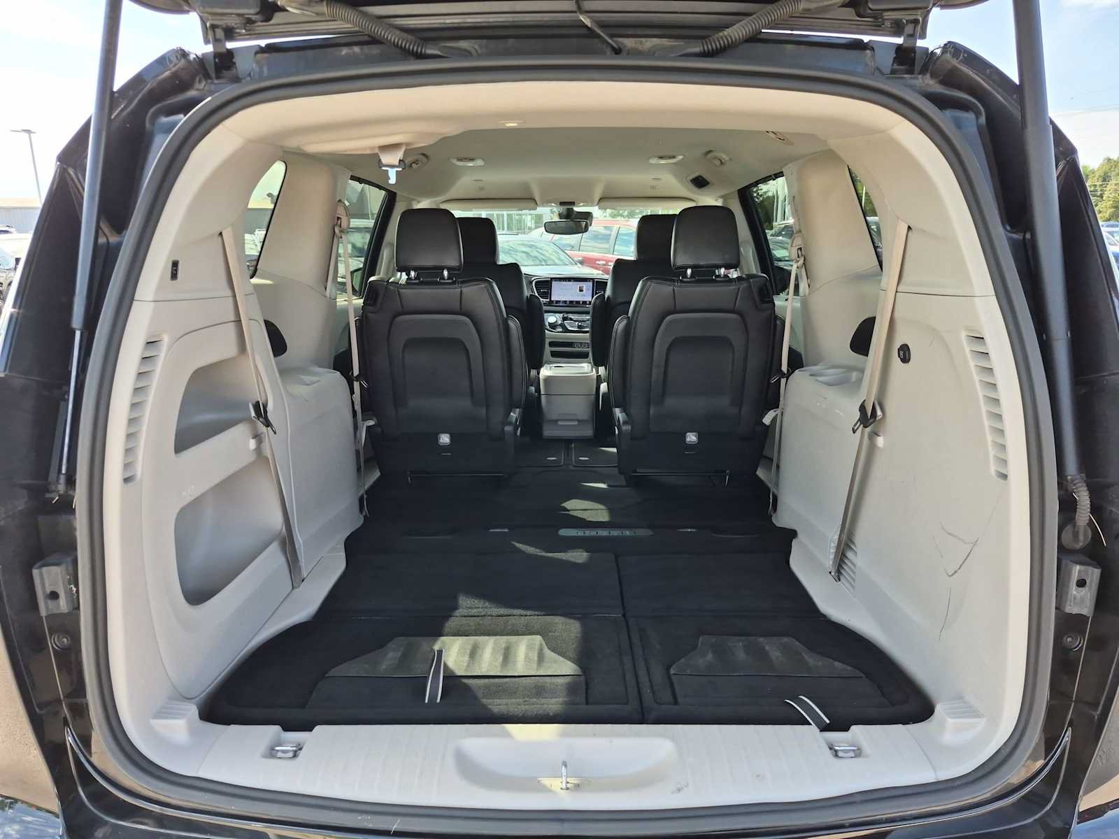 Used 2024 Chrysler Pacifica Touring-L FWD image 31