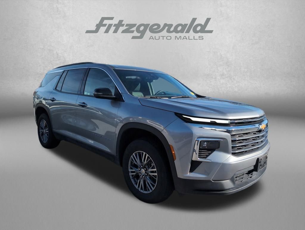 Used 2025 Chevrolet Traverse LT image 1