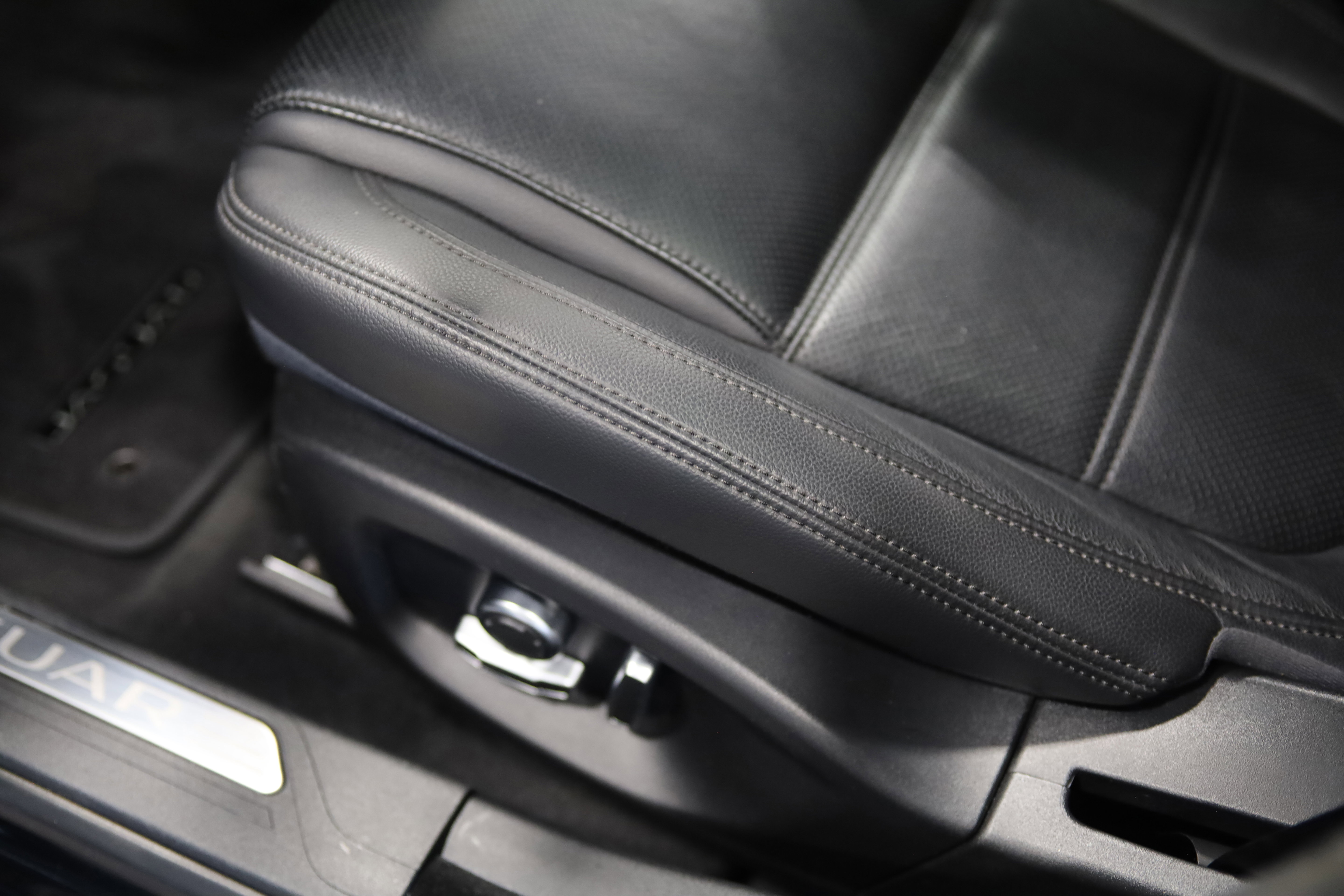 Used 2020 Jaguar XE S image 14