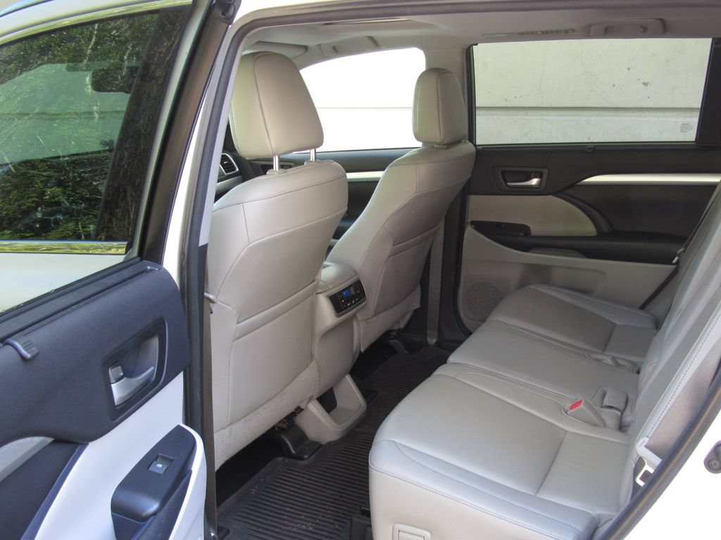 Certified 2016 Toyota Highlander XLE AWD/4WD image 14