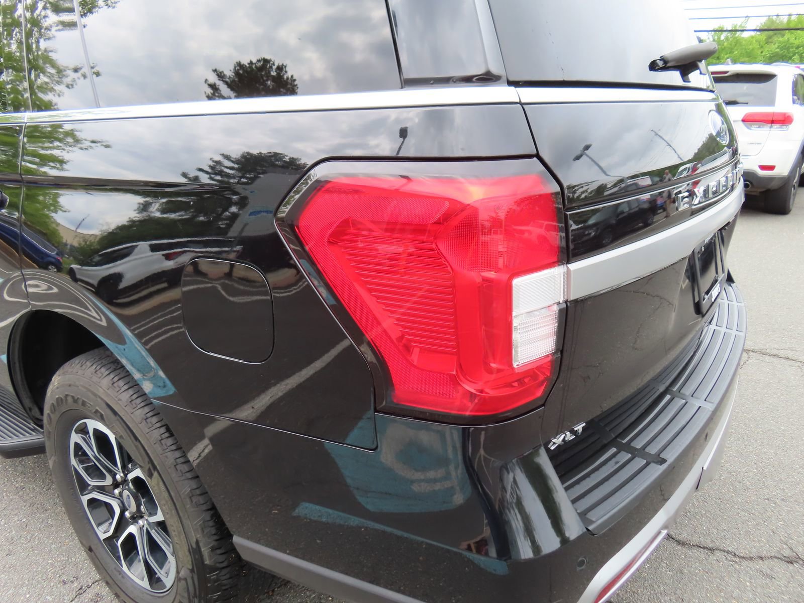 Used 2024 Ford Expedition XLT AWD/4WD image 12