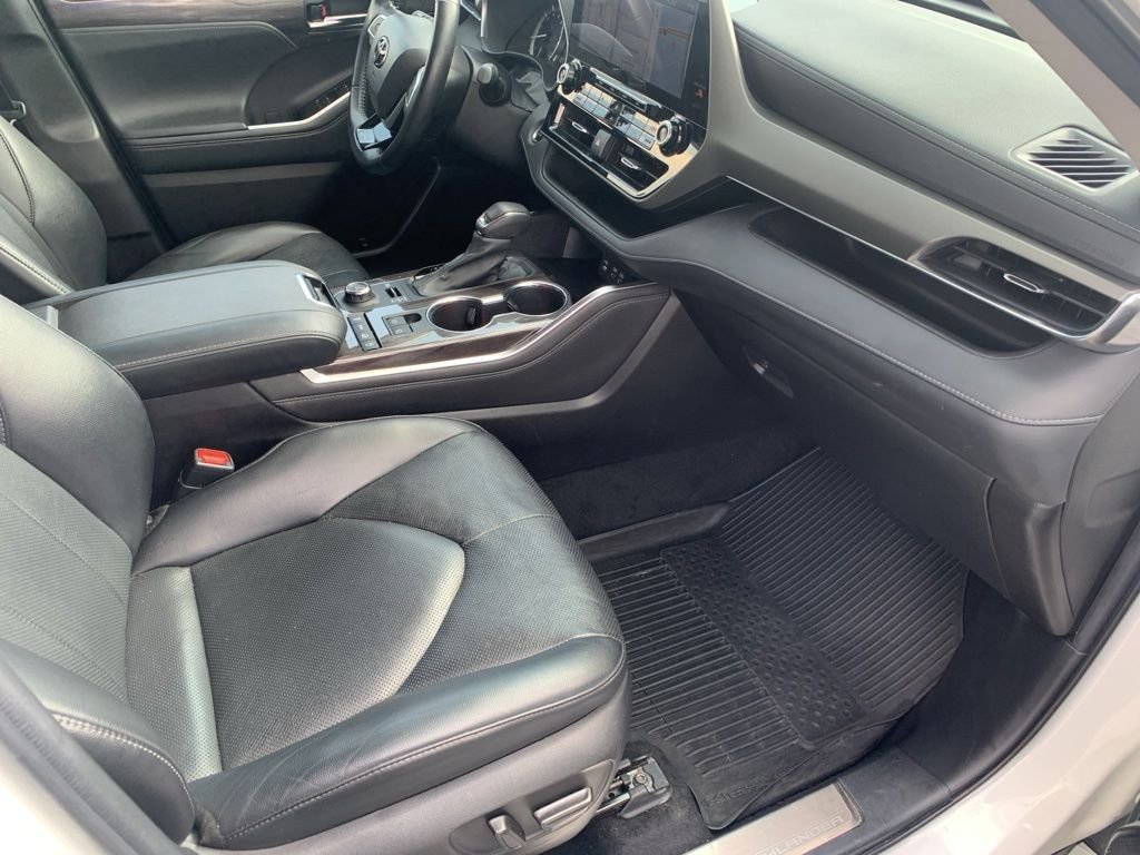 Used 2022 Toyota Highlander Limited image 16