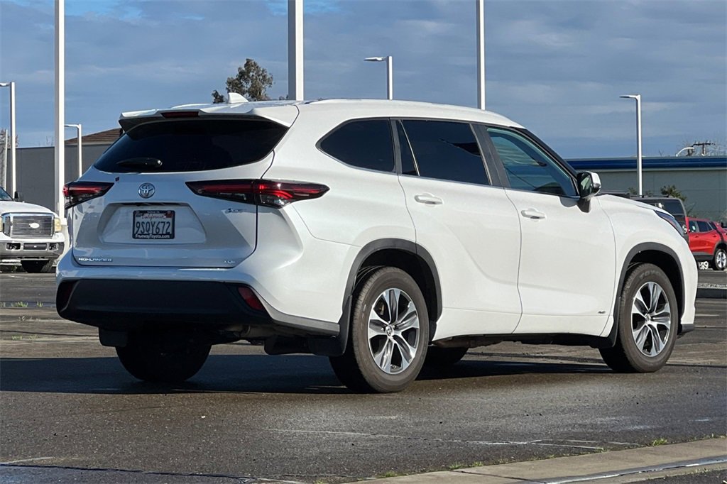 Certified 2025 Toyota Highlander XLE image 5