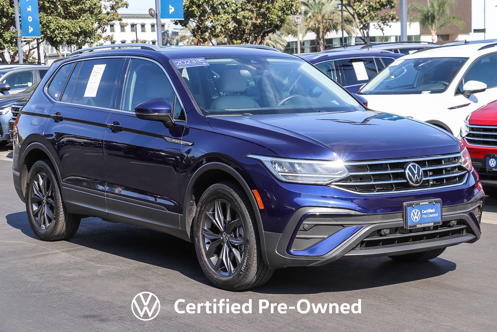Used 2023 Volkswagen Tiguan SE w/ Panoramic Sunroof Package FWD image 4