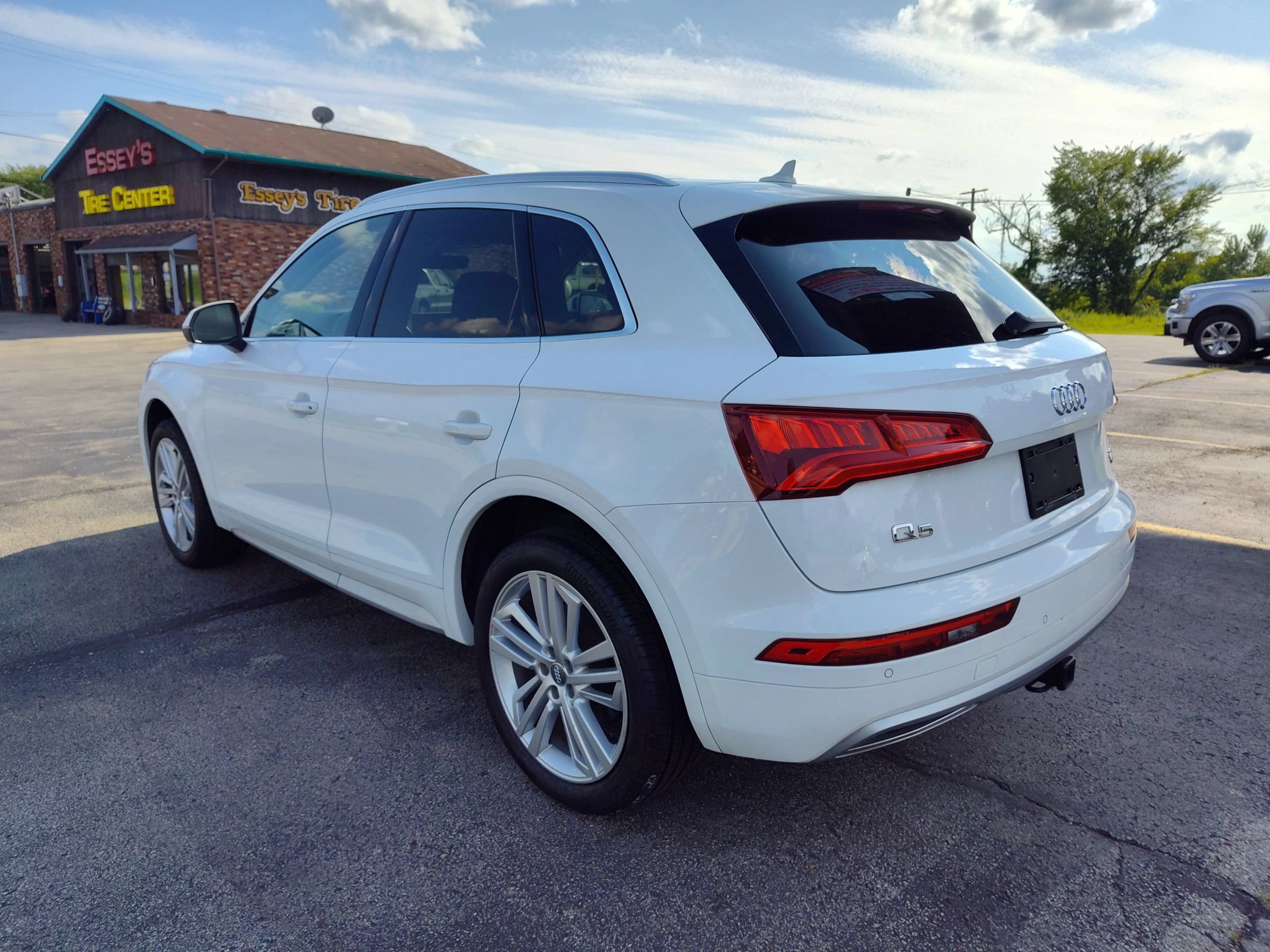 Used 2018 Audi Q5 2.0T Premium Plus w/ Premium Plus Package AWD/4WD image 3