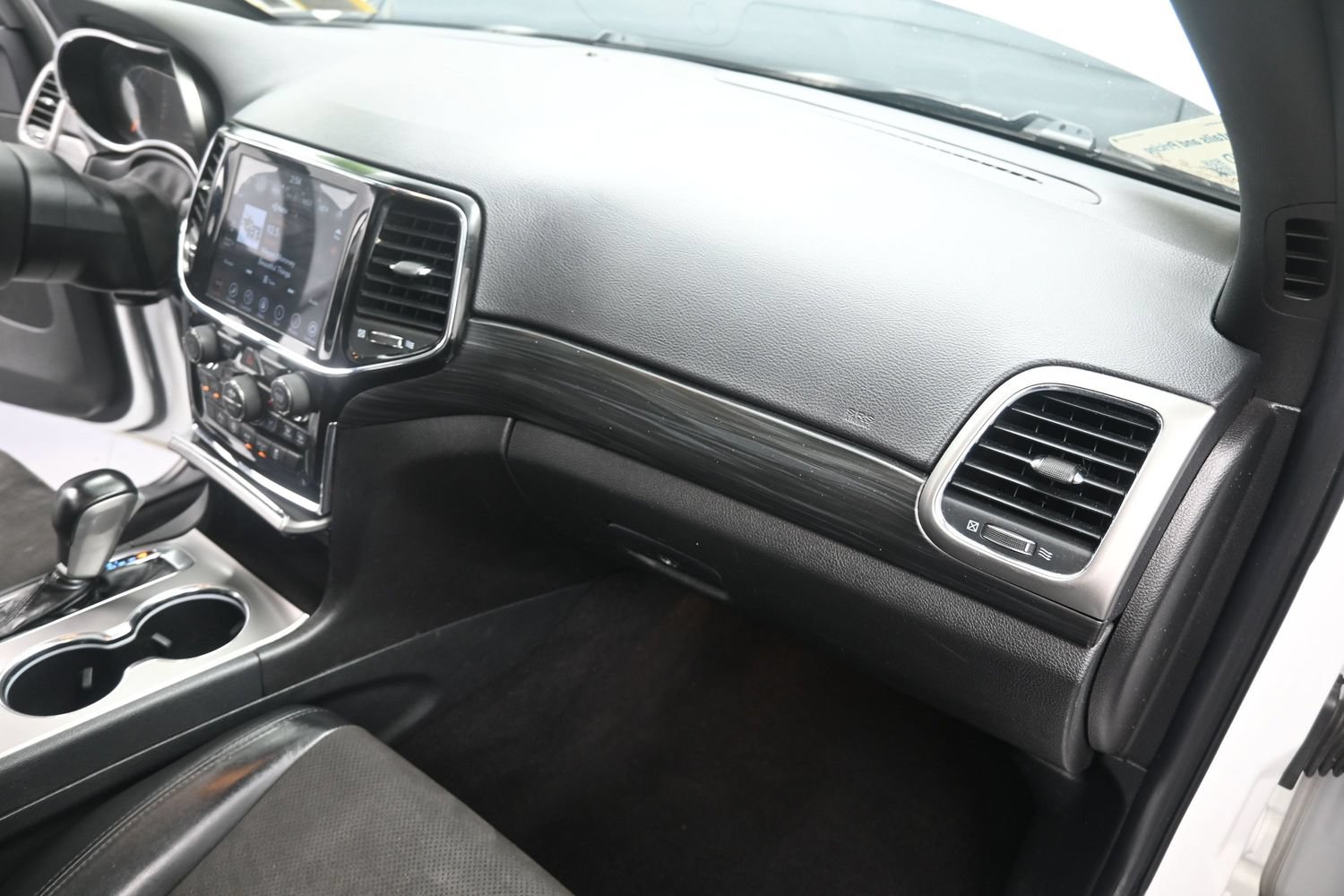 Used 2020 Jeep Grand Cherokee Altitude AWD/4WD image 24