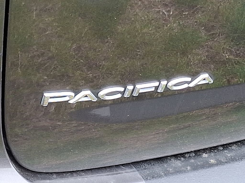 Used 2023 Chrysler Pacifica Touring-L FWD image 11