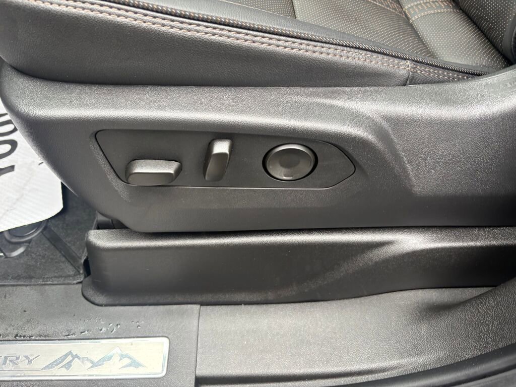 Used 2025 Chevrolet Suburban High Country image 24