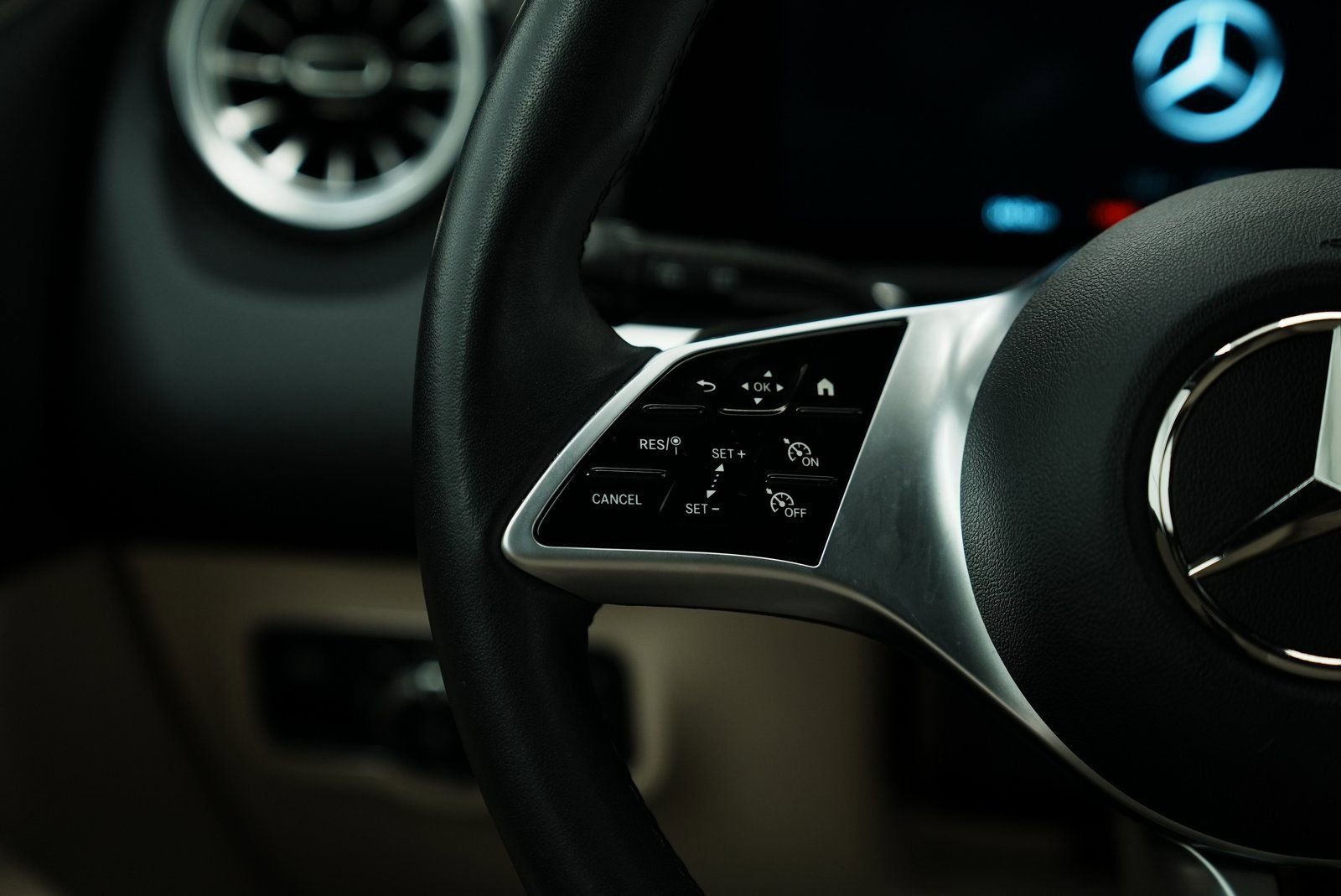 Used 2025 Mercedes-Benz GLB 250 4MATIC image 32