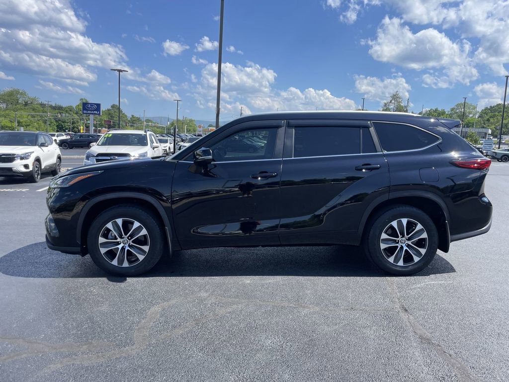 Used 2023 Toyota Highlander XLE AWD/4WD image 3