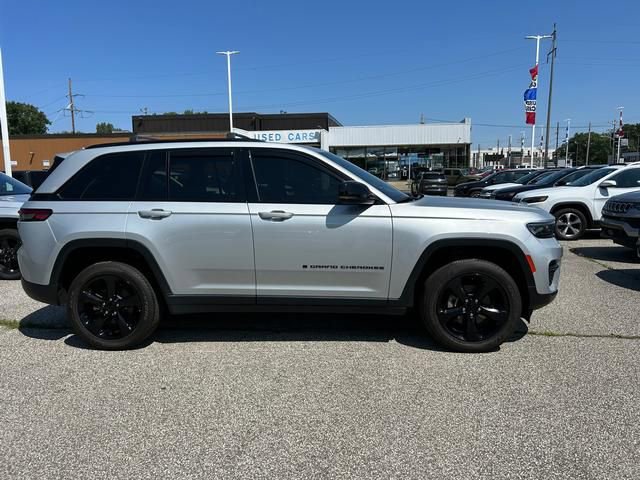 Used 2023 Jeep Grand Cherokee Altitude image 2