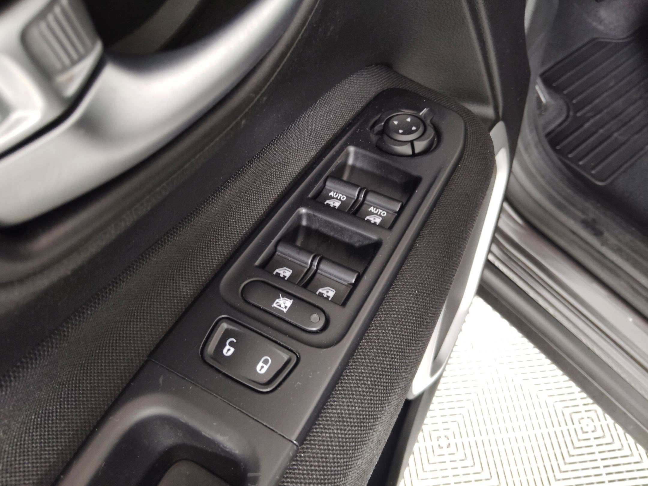 Used 2020 Jeep Renegade Latitude image 23