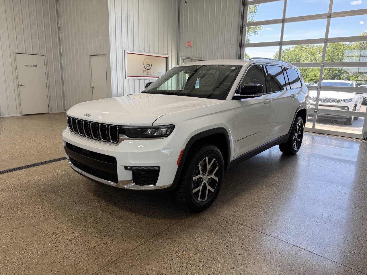 Used 2024 Jeep Grand Cherokee L Limited AWD/4WD image 2