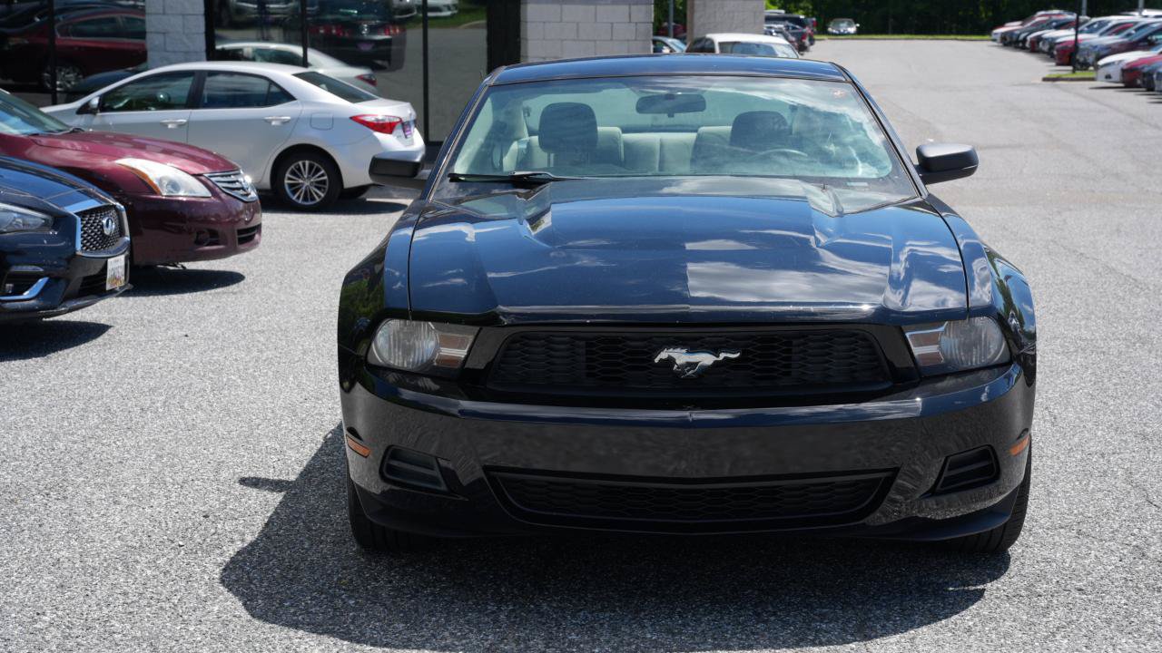 Used 2010 Ford Mustang Coupe RWD image 2